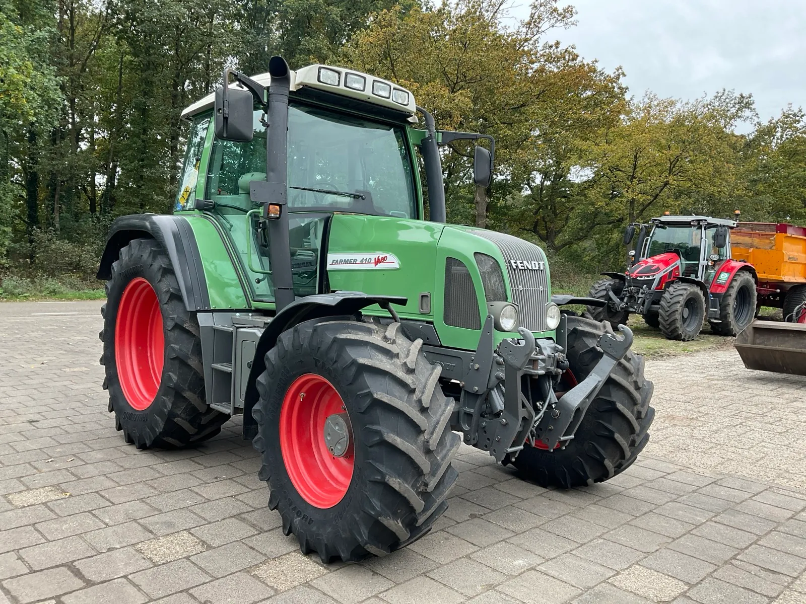 Trattore agricolo Fendt Farmer 410 Vario a trazione integrale del 2000