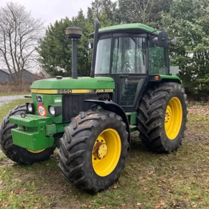 Trattore agricolo John Deere 2650 a quattro ruote motrici del 1990