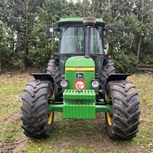 Trattore agricolo John Deere 2650 a quattro ruote motrici del 1990