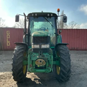 Trattore agricolo John Deere 6220 a quattro ruote motrici del 2006