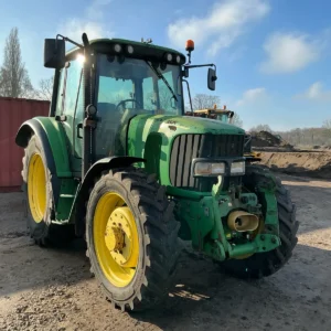 Trattore agricolo John Deere 6220 a quattro ruote motrici del 2006