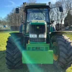 Trattore agricolo John Deere 6920S a trazione integrale del 2004