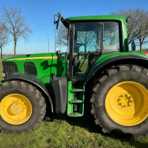 Trattore agricolo John Deere 6920S a trazione integrale del 2004