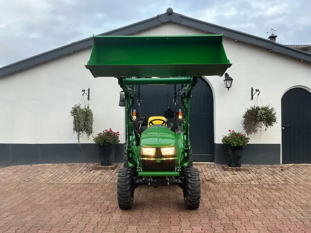 Trattore John Deere E02 a quattro ruote motrici 2022 - immagine 26