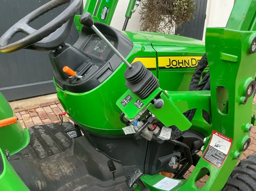 Trattore John Deere E02 a quattro ruote motrici 2022 - immagine 21