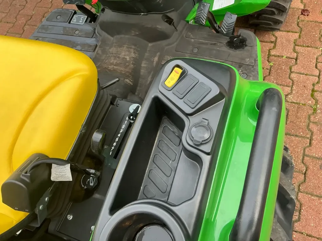 Trattore John Deere E02 a quattro ruote motrici 2022 - immagine 18