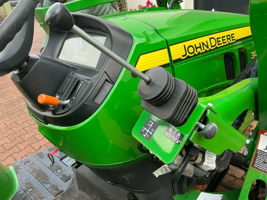 Trattore John Deere E02 a quattro ruote motrici 2022 - immagine 17