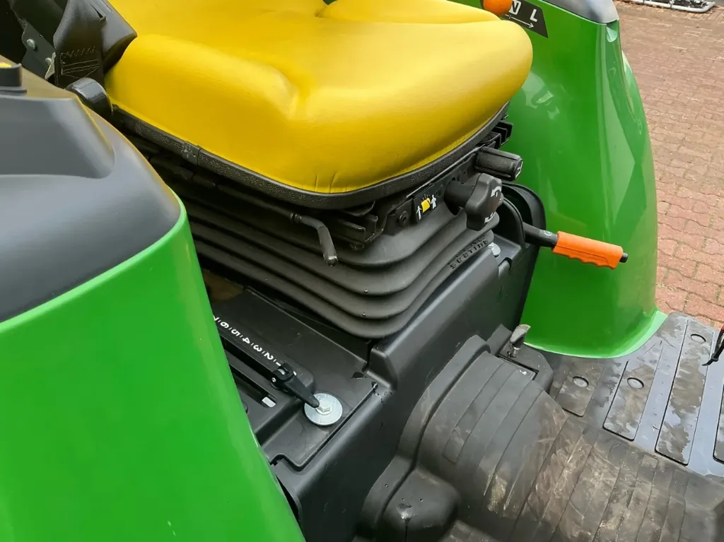 Trattore John Deere E02 a quattro ruote motrici 2022 - immagine 16