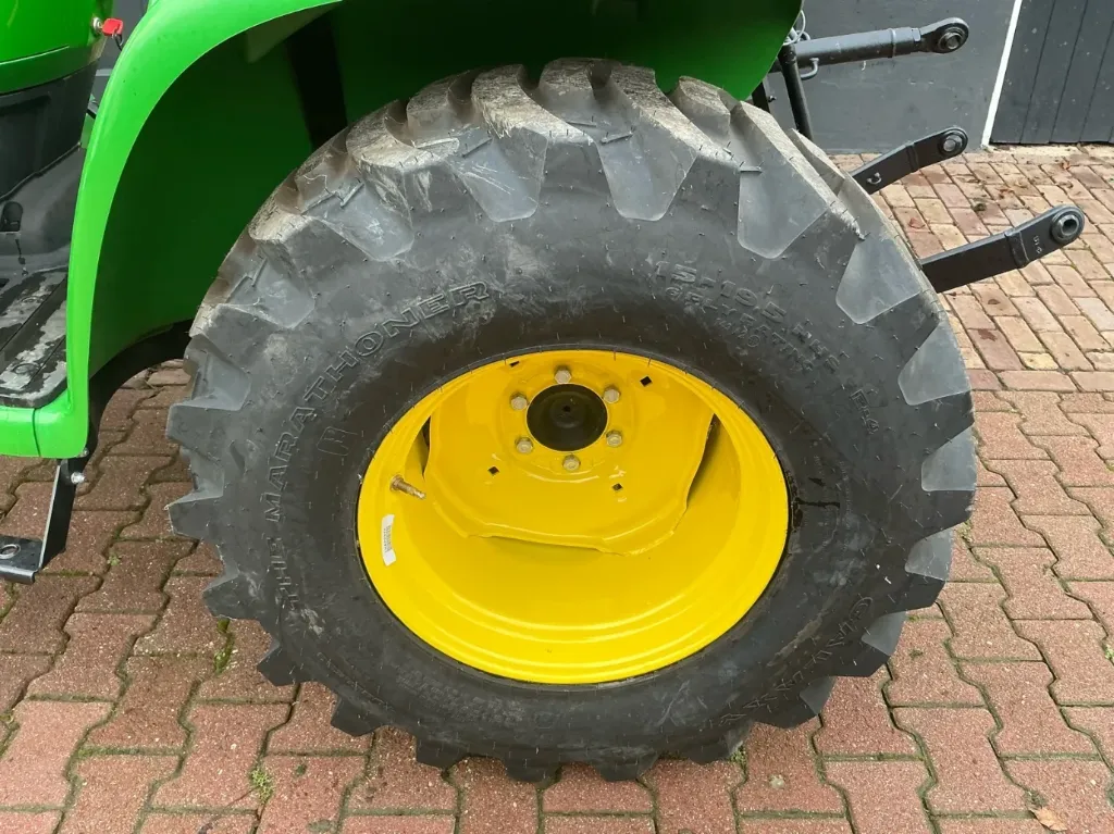 Trattore John Deere E02 a quattro ruote motrici 2022 - immagine 14