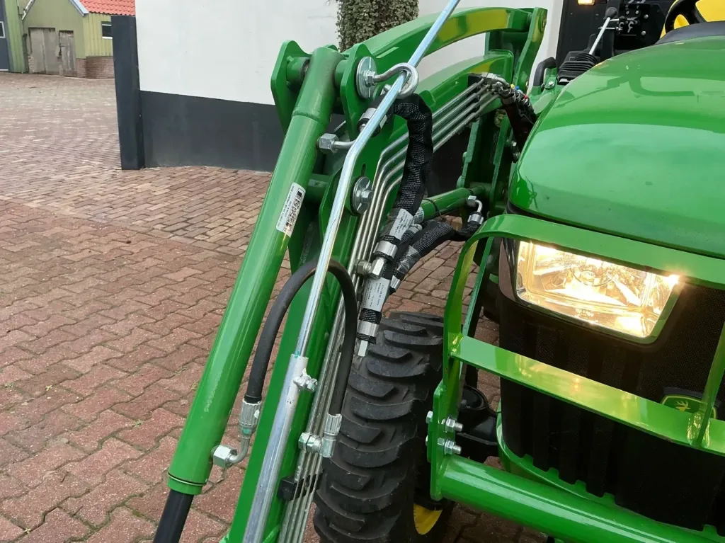 Trattore John Deere E02 a quattro ruote motrici 2022 - immagine 9