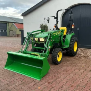 Trattore John Deere E02 a quattro ruote motrici 2022