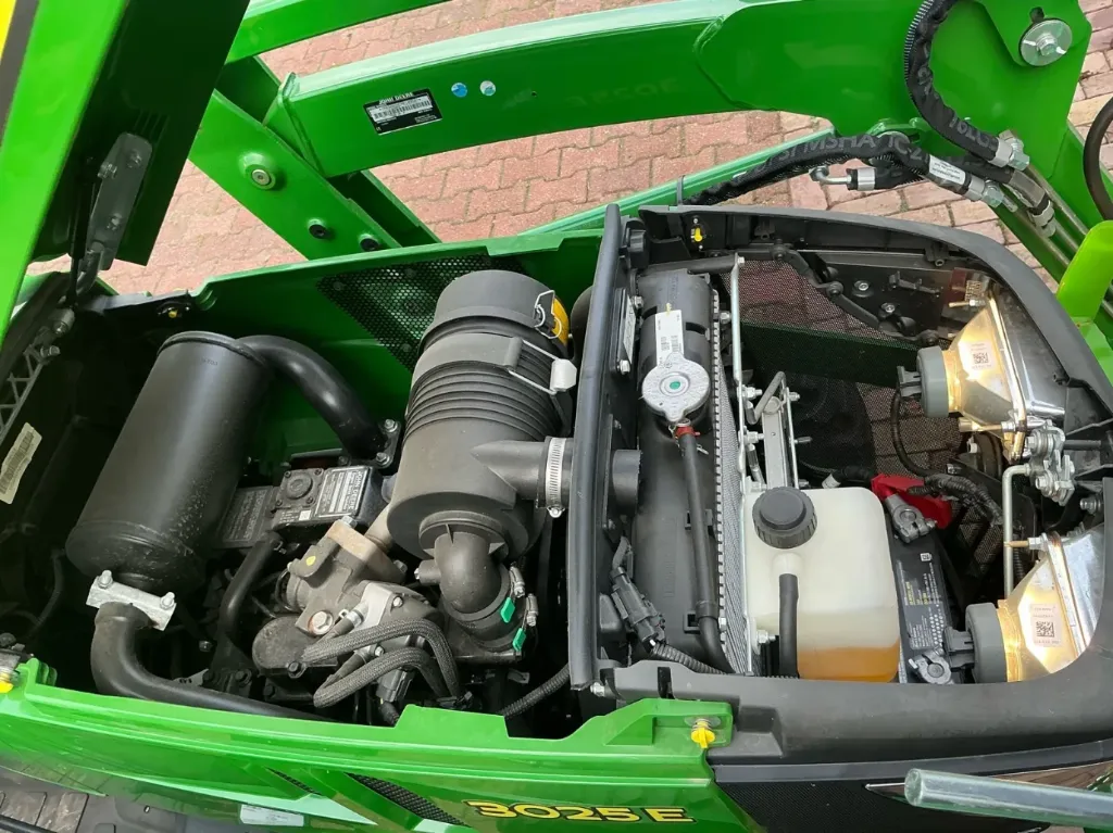 Trattore John Deere E02 a quattro ruote motrici 2022 - immagine 6