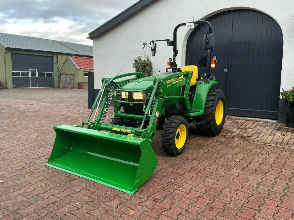 Trattore John Deere E02 a quattro ruote motrici 2022