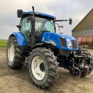 Trattore agricolo New Holland TS135A a quattro ruote motrici, del 2009