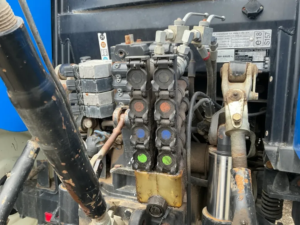 Trattore agricolo New Holland TS135A a quattro ruote motrici, del 2009 - immagine 18