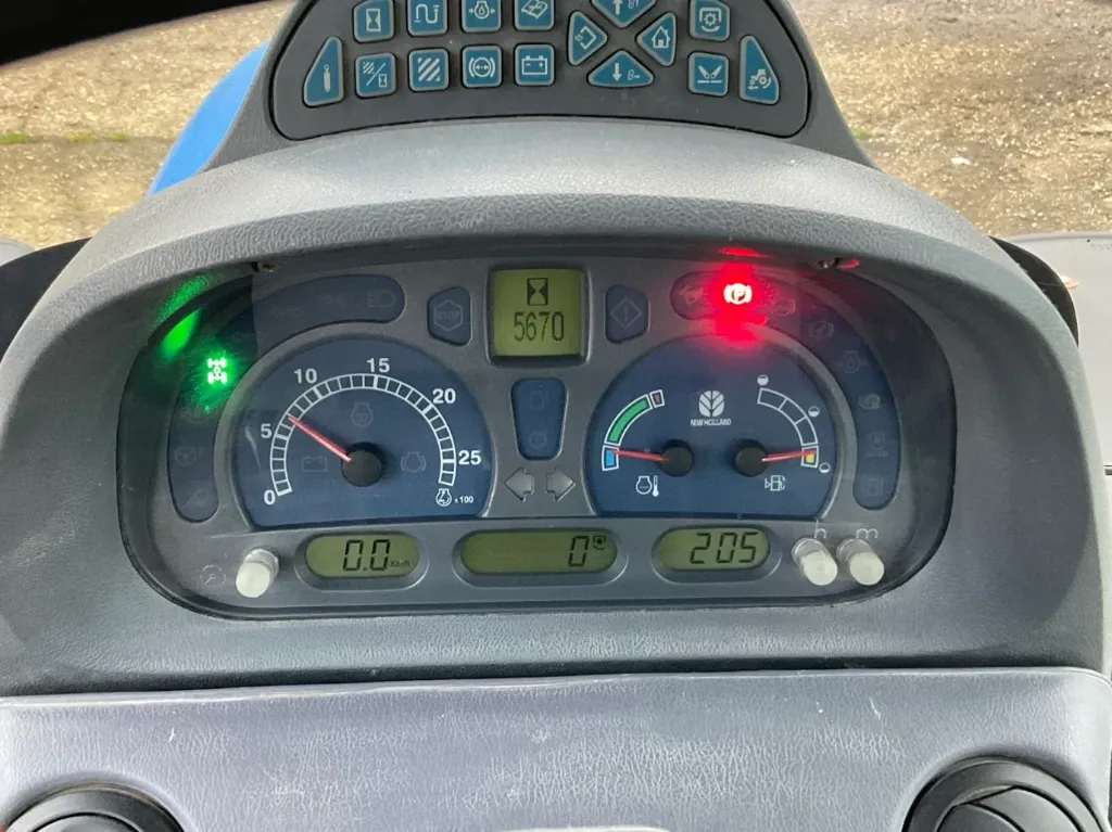 Trattore agricolo New Holland TS135A a quattro ruote motrici, del 2009 - immagine 9