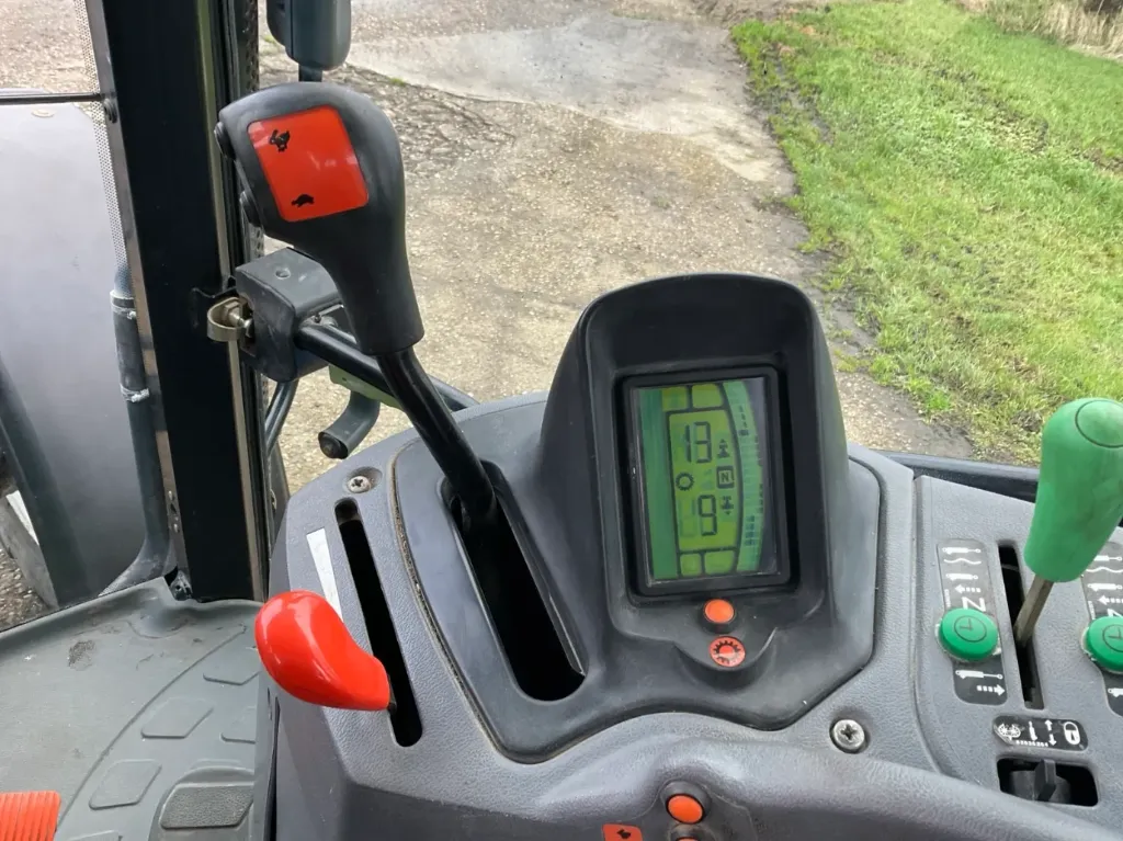 Trattore agricolo New Holland TS135A a quattro ruote motrici, del 2009 - immagine 8