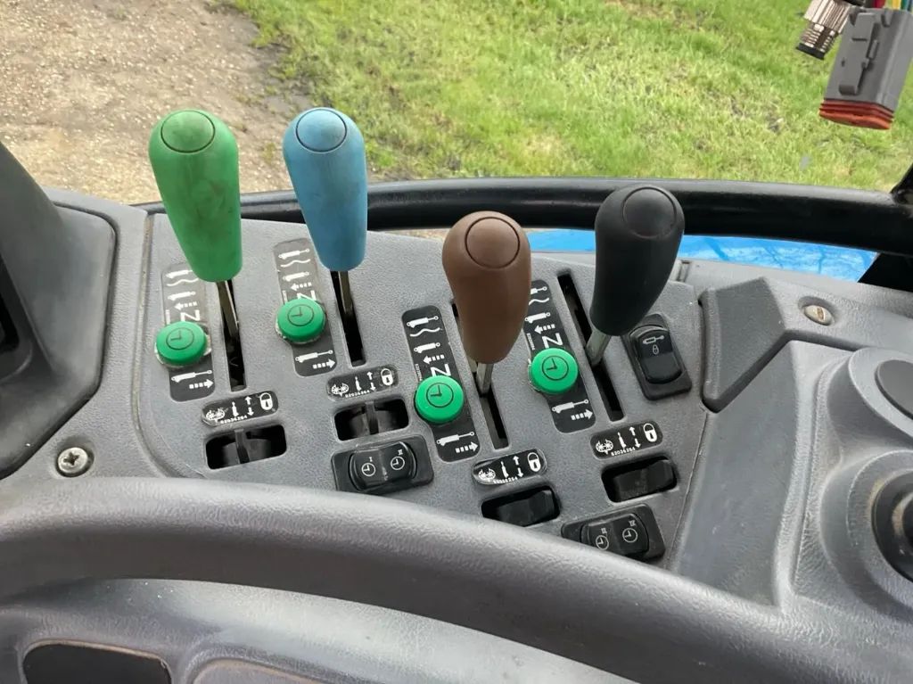 Trattore agricolo New Holland TS135A a quattro ruote motrici, del 2009 - immagine 6