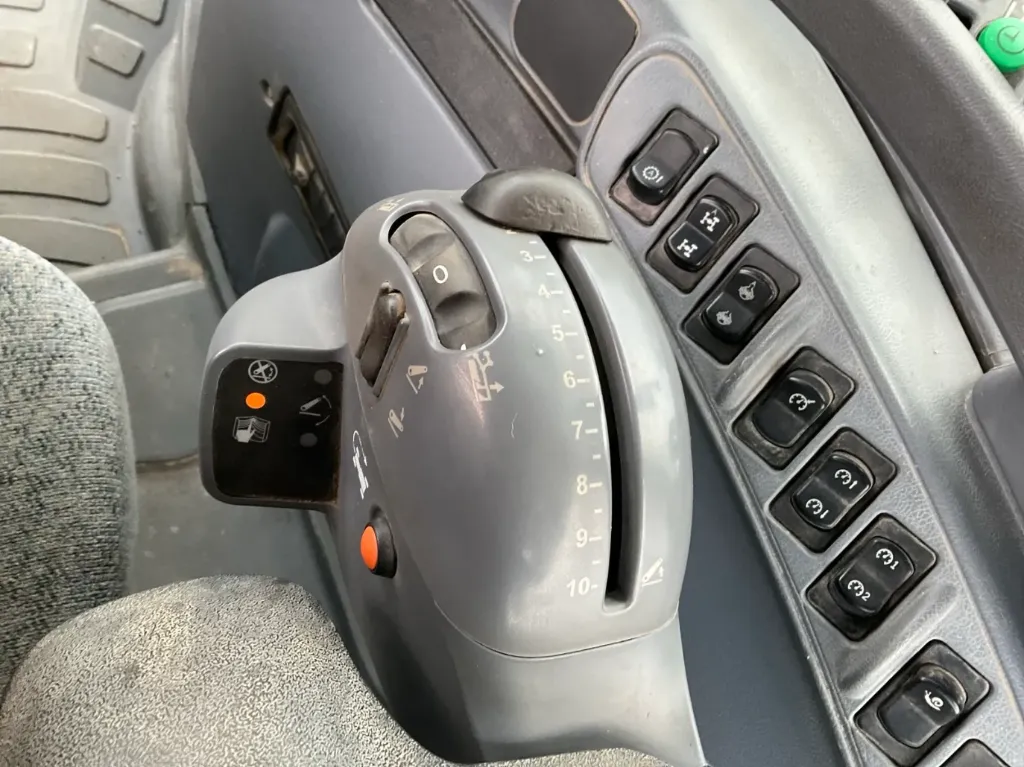 Trattore agricolo New Holland TS135A a quattro ruote motrici, del 2009 - immagine 4