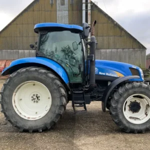 Trattore agricolo New Holland TS135A a quattro ruote motrici, del 2009