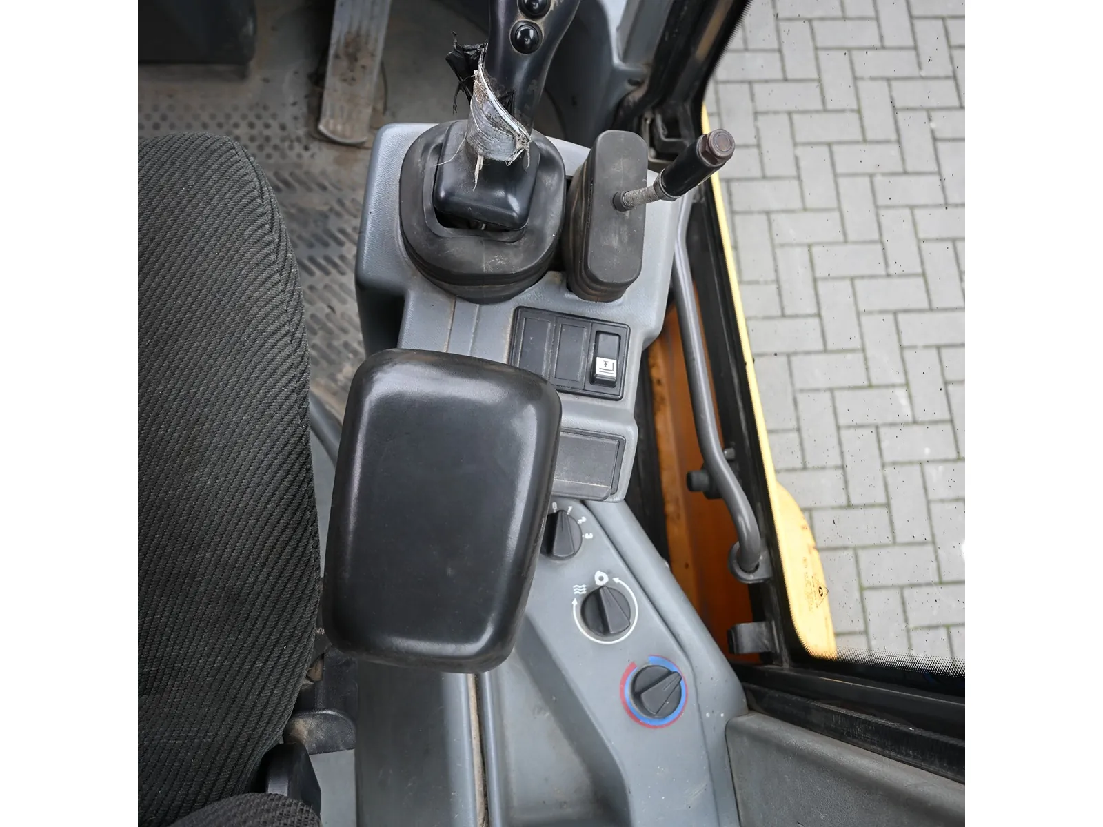 2002 – L30B – Pala gommata - immagine 20