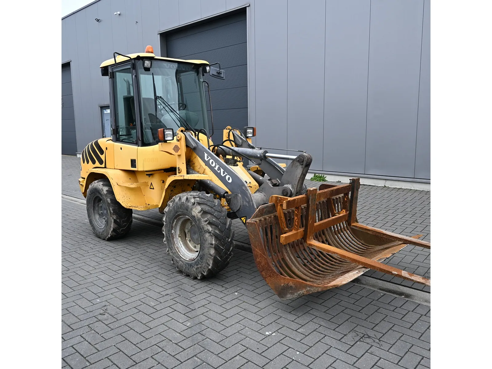 2002 – L30B – Pala gommata - immagine 4